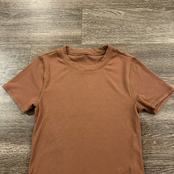 Vuori Pose Fitted Tee Hazelnut Ribbed Short Sleeve Modal Blend Top Small EUC - Picture 15 of 15